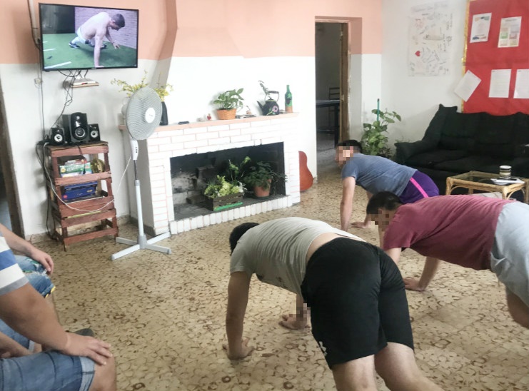 Jóvenes haciendo gimnasia 