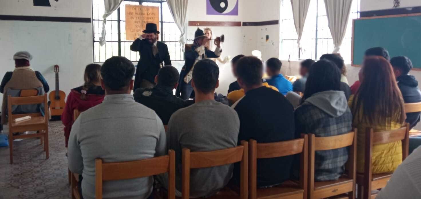 Actores con instrumentos y jóvenes