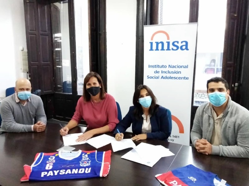 Autoridades de Inisa y Club Paysandú firmando convenio