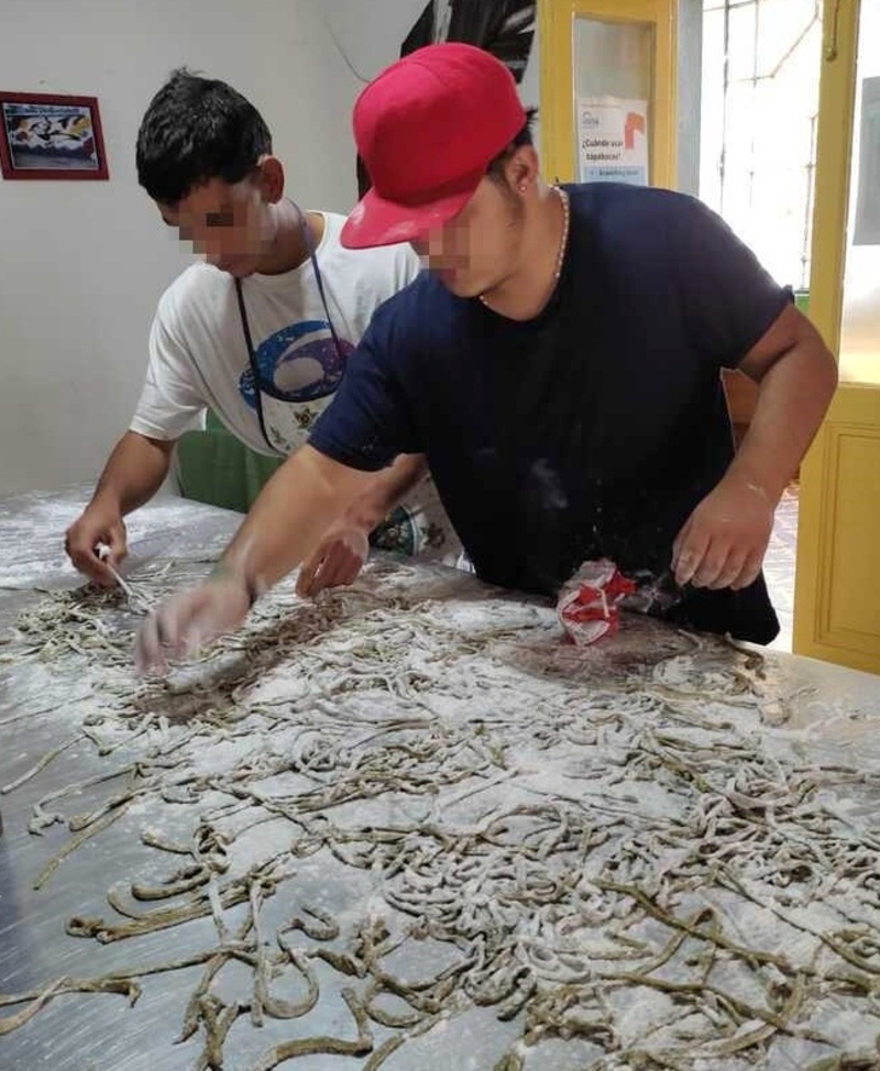 Cortando los tallarines