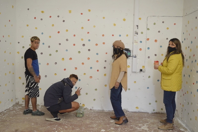 Directoras pintando con los jóvenes