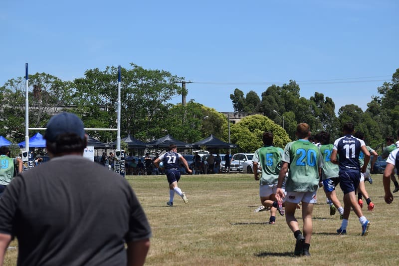 Halcones y equipo combinado jugando en el partido inaugural
