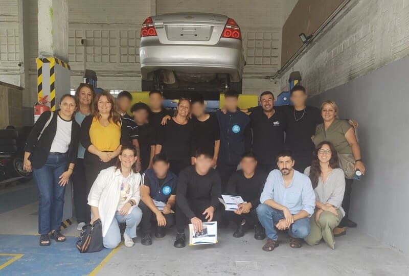 Jóvenes en la gomería con sus diplomas y autoridades