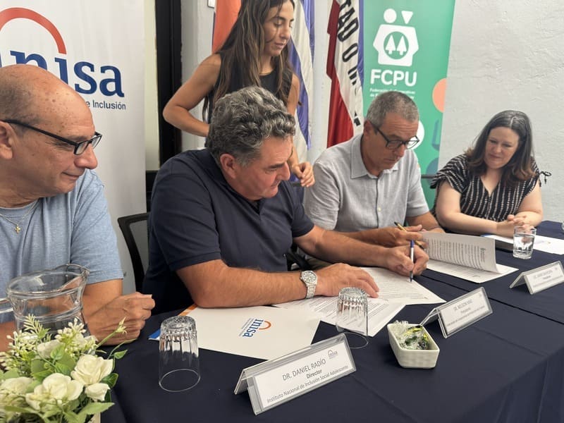 Autoridades firmando convenio