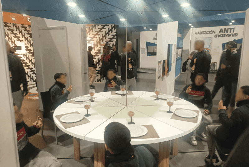 Joven en un espacio con espejos