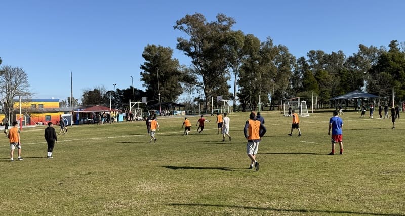 Jovenes jugando un partido en la cancha de Berro