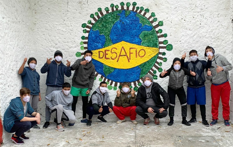 Jóvenes con mural realizado