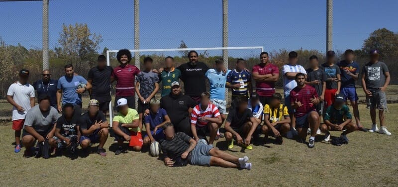 Jóvenes con los jugadores profesionales