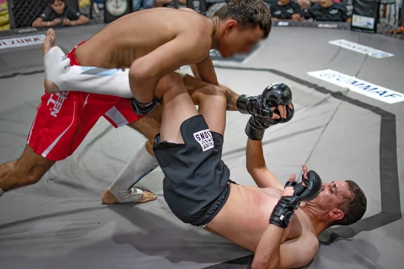Jóvenes en el ring combatiendo