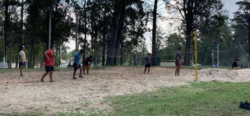 Jóvenes en el Parque jugando al voleibol