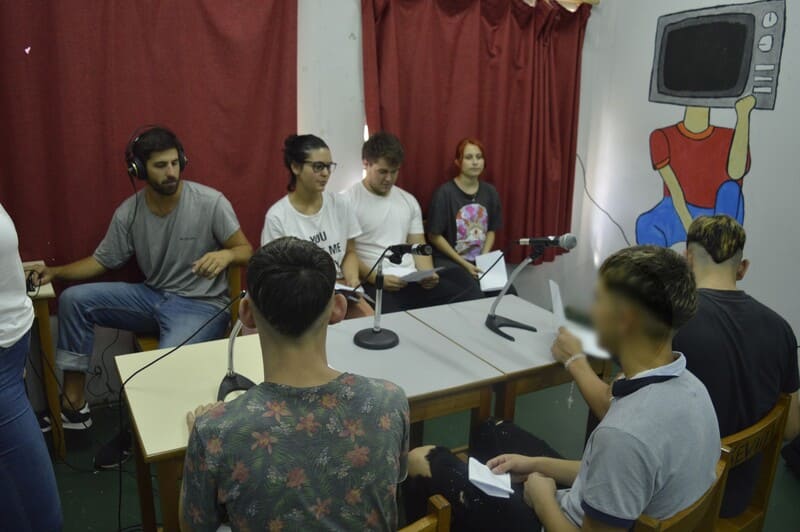 Jóvenes frente a micrófonos