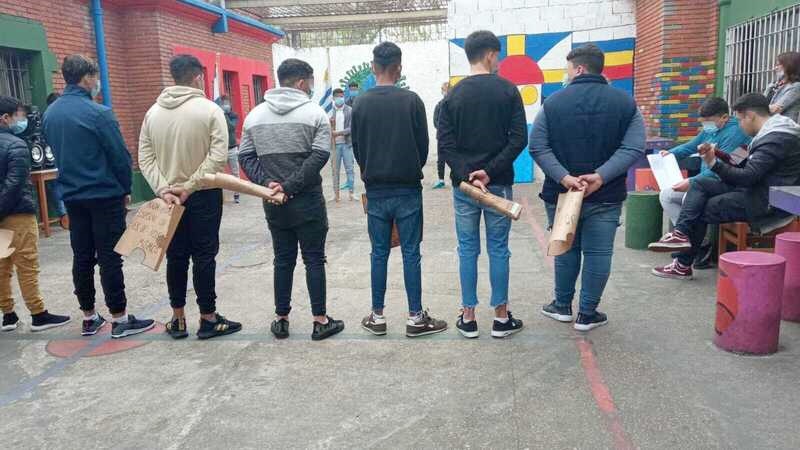 Jóvenes jurando la bandera