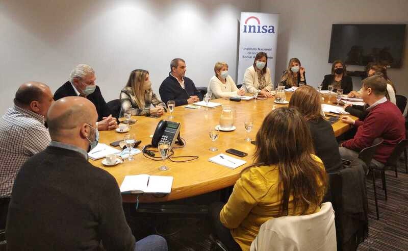 Mesa con los participantes