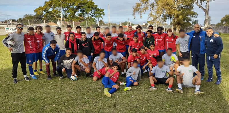 Plantel de Central Español y jóvenes de Inisa