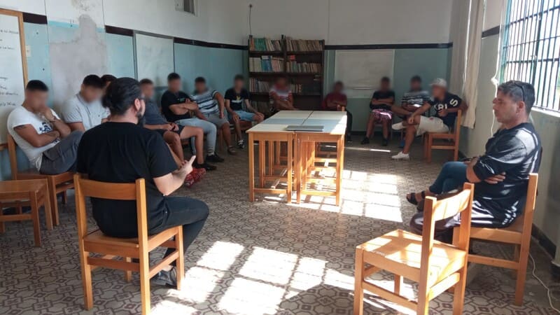 Reunión en rueda de profesor y jóvenes