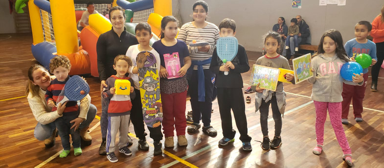 Niños posando con juguetes