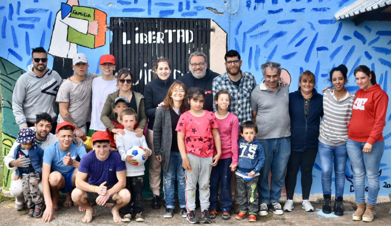 Adolescentes, niños de la escuela y autoridades 