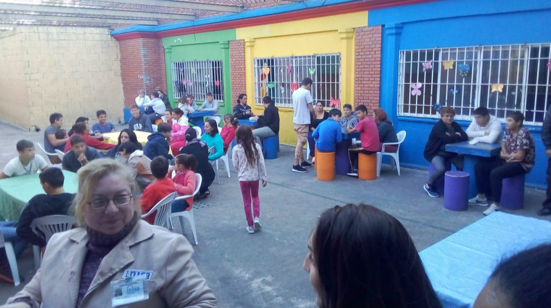 Patio con jóvenes y sus madres