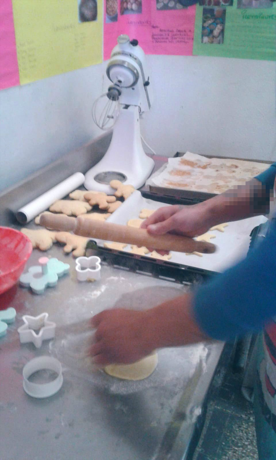Adolescente cocinando galletitas