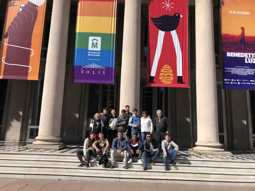 Jóvenes posando frente al teatro Solís